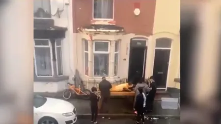 O familie de români din Marea Britanie, criticată dur pentru că pârlea porcul, în fața casei: 