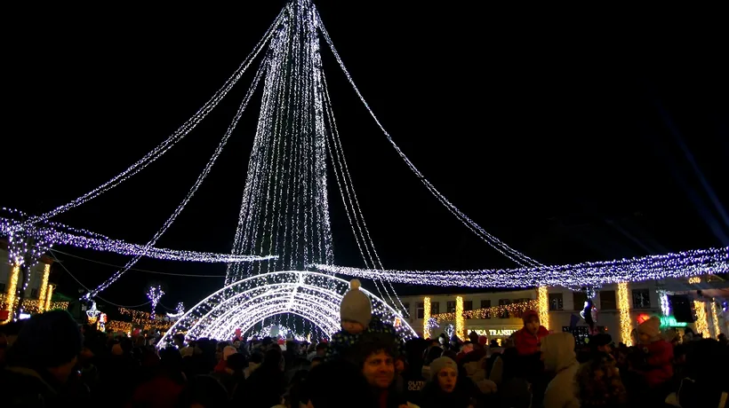 Orașul din România care se laudă cu cel mai mare brad de Crăciun din țară: va avea 42 de metri