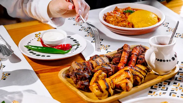 Reacția unui belgian care a mâncat ciorbă de burtă, de perișoare și de fasole în singurul local românesc din Limburg