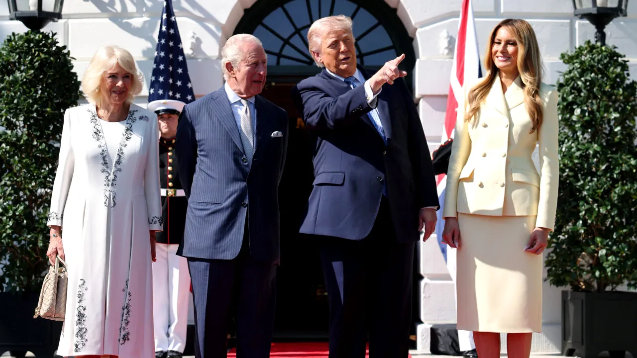 Taina dialogului între Donald Trump și Regele Charles, deslușită de un cititor pe buze. 