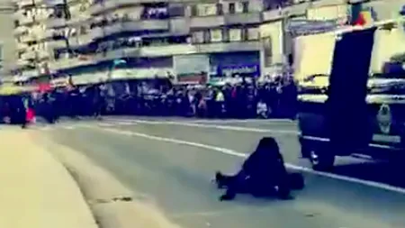 MOMENTUL în care o angajată SRI A CĂZUT din mașină în timpul PARADEI de la Alba Iulia