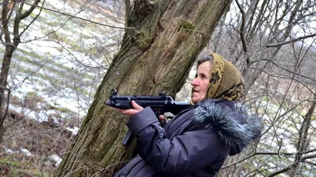 Imaginea zilei vine din Ucraina. Ce face această bunică