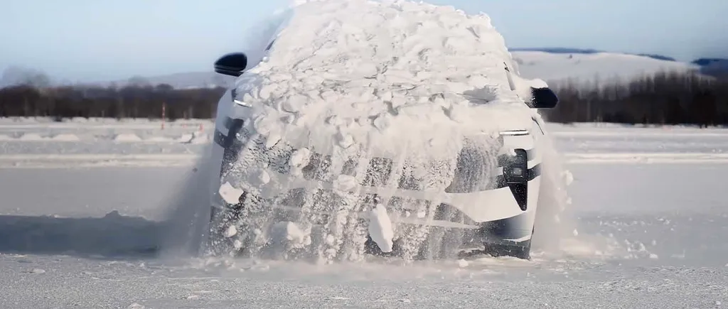 O mașină electrică NIO înlătură zăpada de pe caroserie printr-un sistem de vibrații
