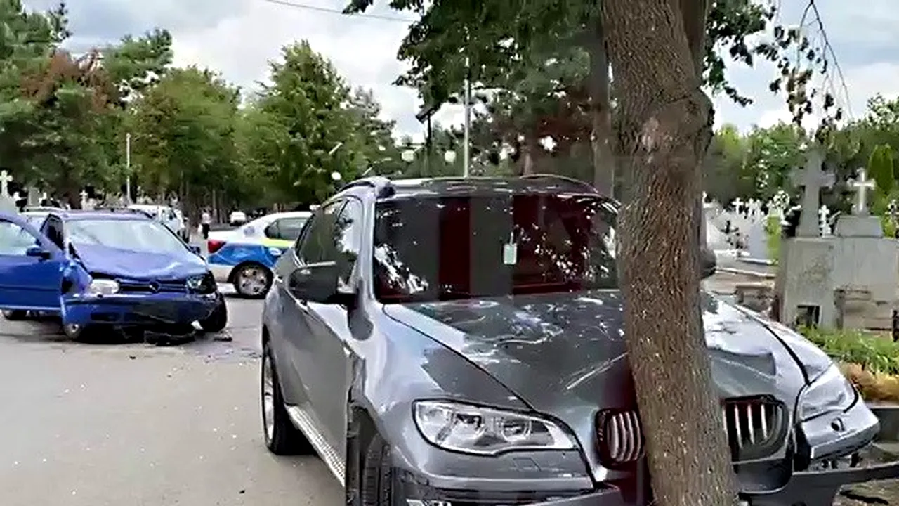 Accident rutier grav într-un cimitir din Iași. Un șofer de BMW nu a dat prioritate și a intrat într-o altă mașină, apoi a sărit peste cavouri | VIDEO & FOTO