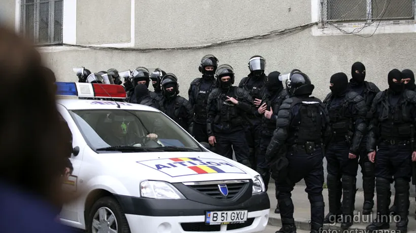 Zece persoane suspectate de furturi, ridicate în urma unor percheziții în București și Ilfov