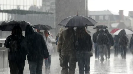 Un VORTEX polar lovește România. Urmează ploi torențiale, vijelii și lapovită. Temperaturile scad brusc cu 10 grade Celsius