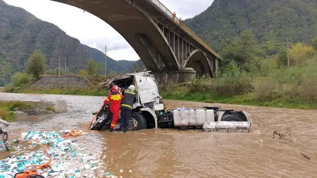 Accident groaznic! Un TIR a căzut de pe un viaduct, în râul Lotru. Șoferul a murit strivit! GALERIE FOTO