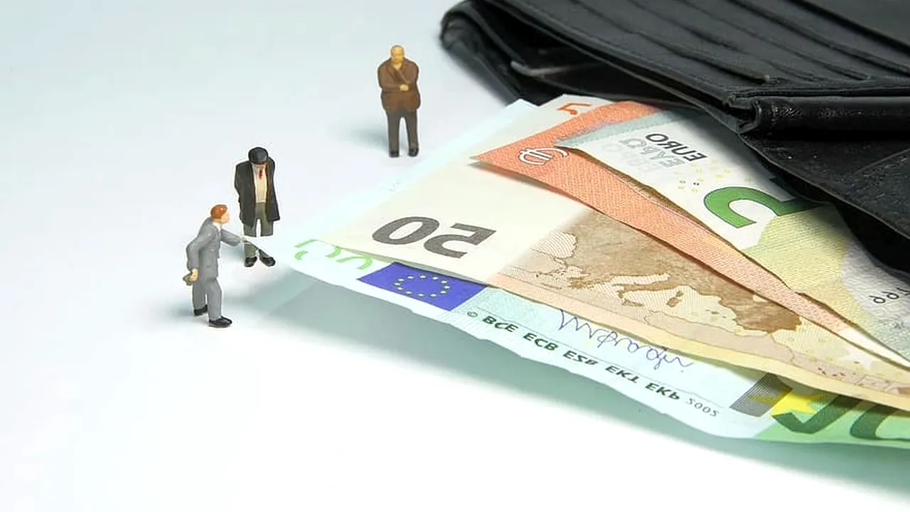 Legea privind protecţia consumatorilor împotriva dobânzilor excesive, pe masa CCR!