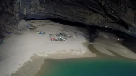Fotografii spectaculoase. Cum arată peștera din Vietnam care dispune de propria plajă