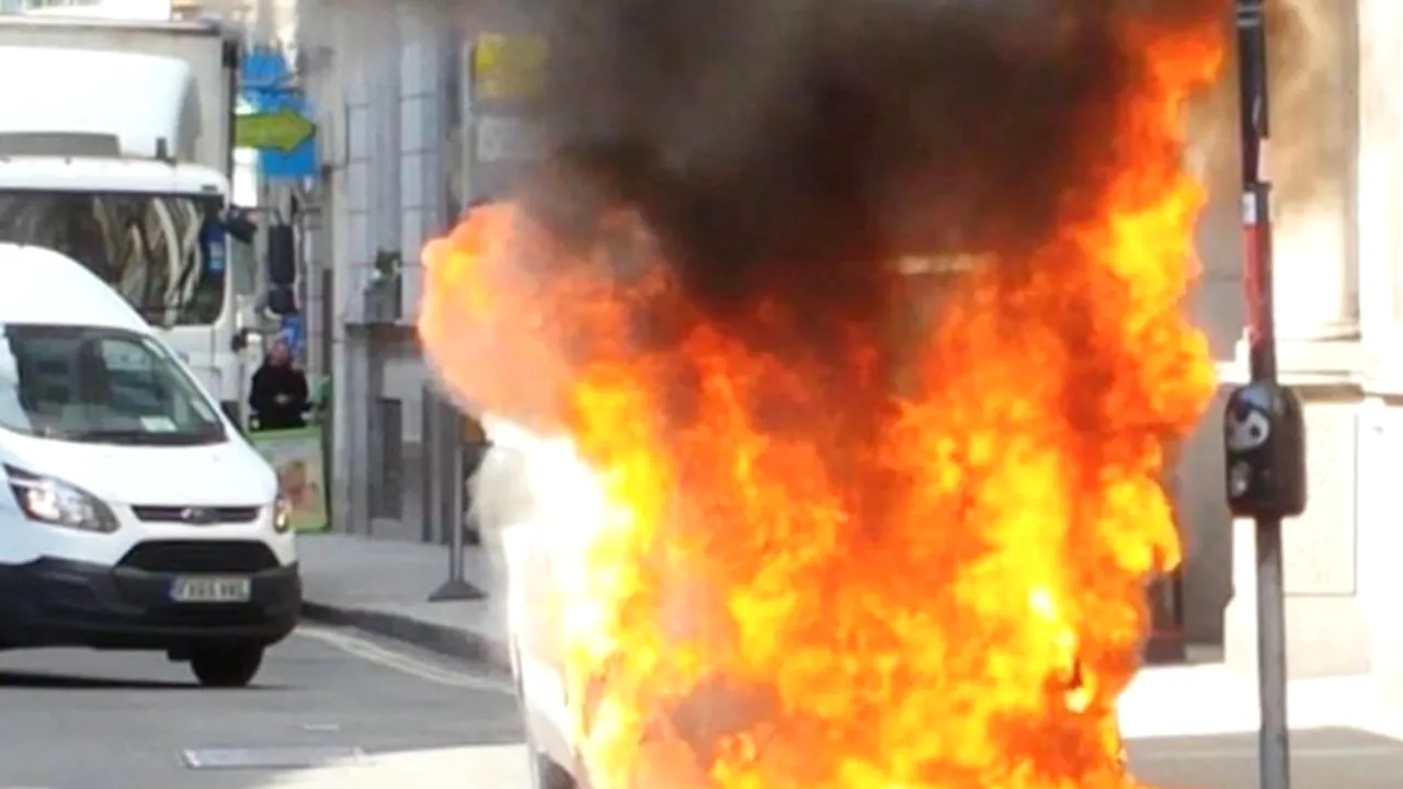 Explozie puternică în Londra. O mașină a luat foc, iar traficul a fost restricționat