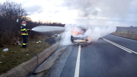 O autoutilitară a izbucnit în flăcări pe o şosea din Cluj
