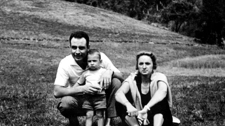 Aflat în vizită la bunica logodnicei lui, bărbatul din imagine a găsit o poză cu el, din copilărie. Imediat, a anulat nunta. Cine era viitoara soție, de fapt