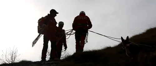 Alertă  în zona Lacului Capra | Salvamontiștii recuperează un turist accidentat. Trei persoane epuizate fizic, căutate