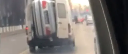 Improvizație periculoasă | Mașină „îndesată într-o dubă și transportată așa pe străzile din Rădăuți - VIDEO 