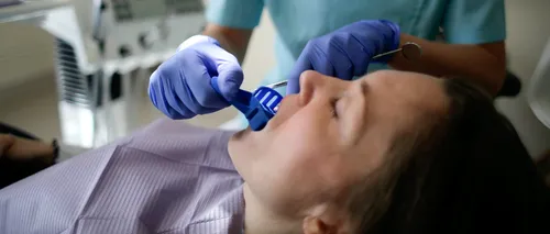Un dentist este acuzat că și-a DESFIGURAT pacienta. I-a făcut 30 de proceduri la o singură ședință!