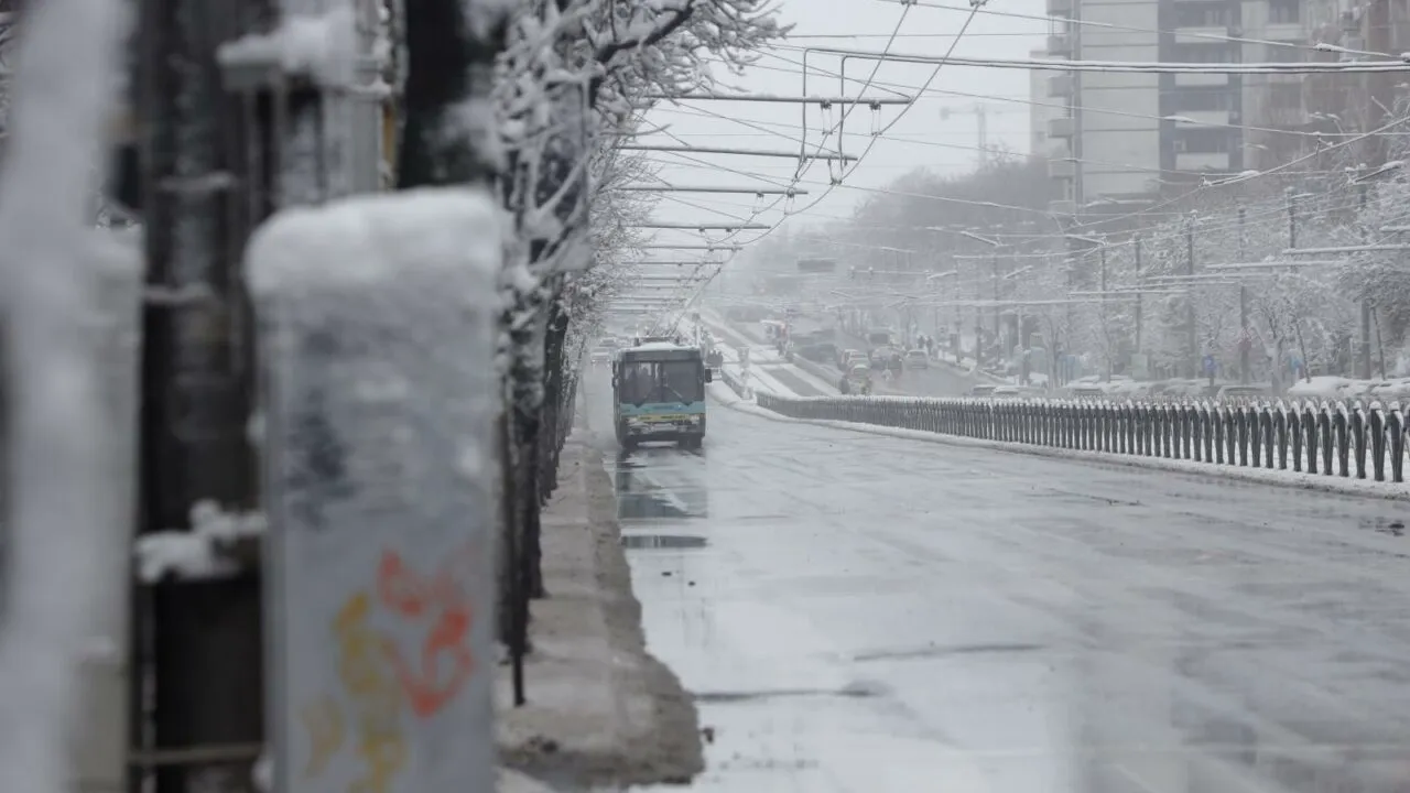 Ninge în București, duminică, 16 februarie/ANM a plasat sub cod galben de viscol 6 județe și Capitala. Până când este valabilă atenționarea