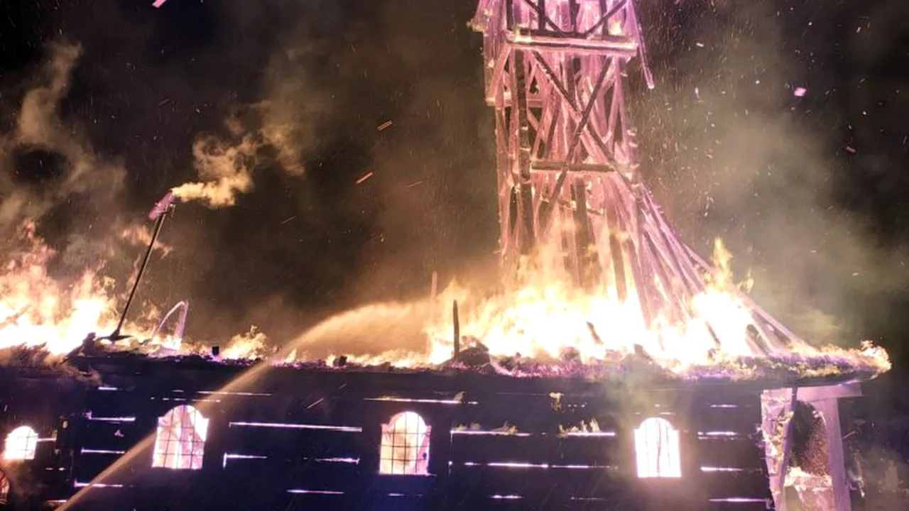Biserică de lemn veche de 350 de ani, din Maramureș, făcută scrum într-un incendiu violent