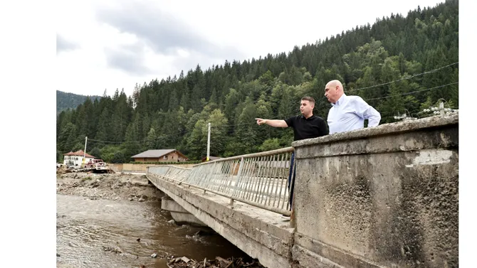 Vizită în BĂTAIE DE JOC a lui Bolojan, la Broșteni. Nu a vorbit cu niciun localnic, nu a vizitat nicio casă. A fost plimbat în grabă de oficialități