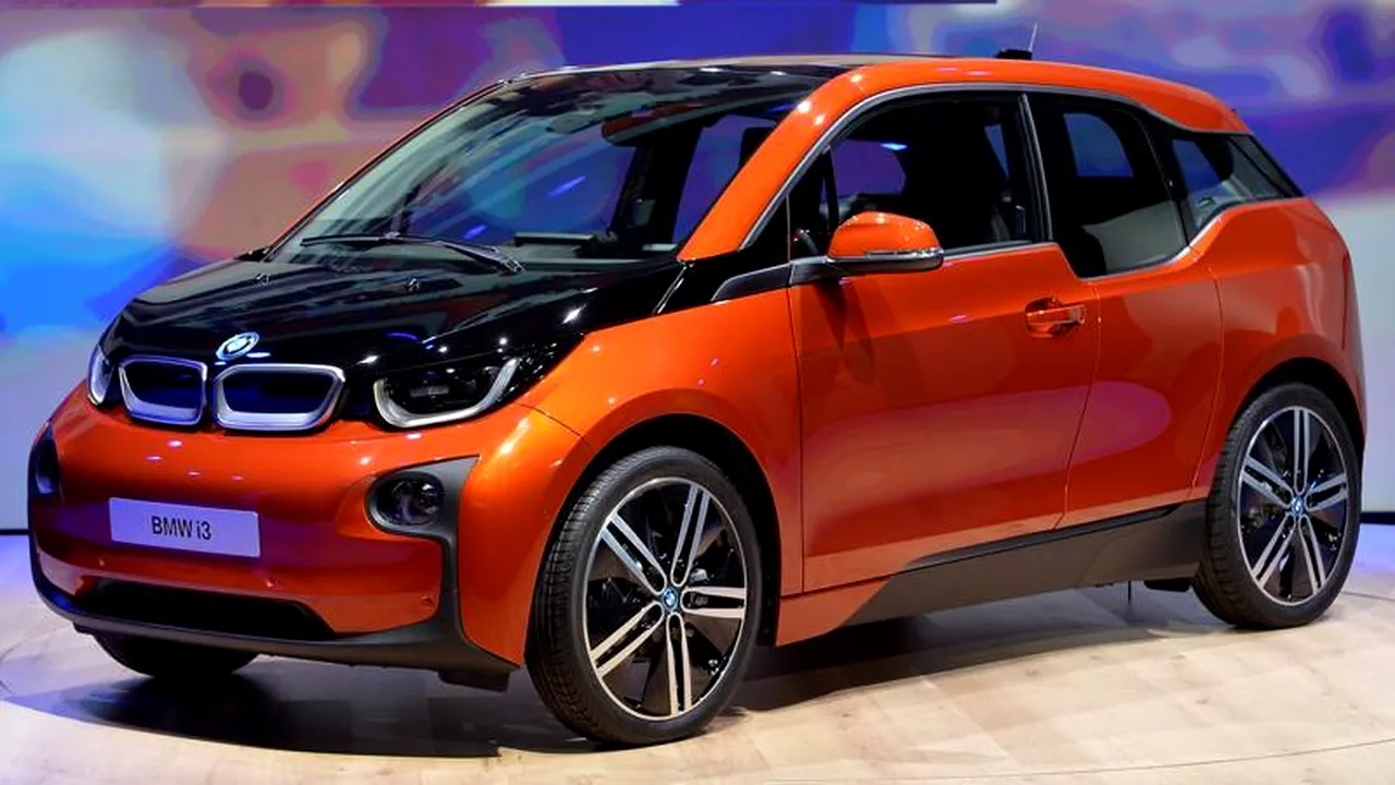 BMW lansează prima sa mașină integral electrică. Cum vrea compania să combată „teama de drum lung