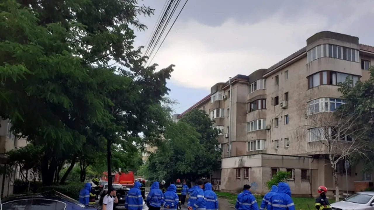 VIDEO| Explozii subterane la baza unui bloc, în Constanța. Focul a început să iasă din pământ