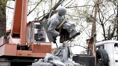 VIDEO | Două monumente sovietice din Cernăuți, demolate: „Gunoiul sovietic nu își are locul în frumosul nostru oraș”