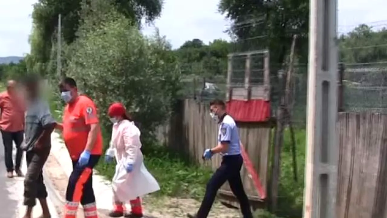 SOCIAL. Scene de groază în Vaslui. O mamă și-a legat fiul de copac, cu lanțul! Este incredibil cum l-au găsit asistenții sociali pe tânăr