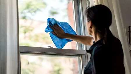 Ce a pățit un pensionar de 92 de ani, după ce a angajat o menajeră ROMÂNCĂ mult mai tânără