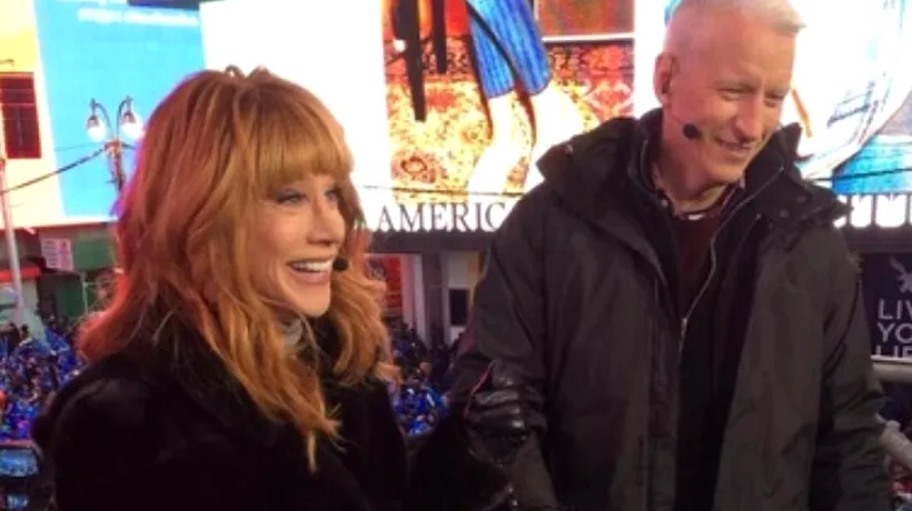 FOTO. Prezentatorul CNN Anderson Cooper a postat pe Twitter o poză cu actrița Kathy Griffin dezbrăcată