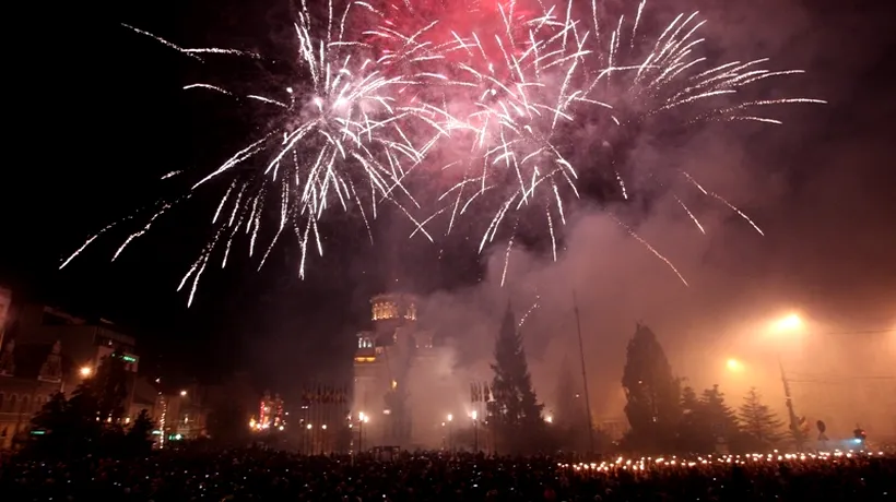 Mii de clujeni au sărbătorit Revelionul în Piața Unirii, Boc a turnat oamenilor șampanie în pahare