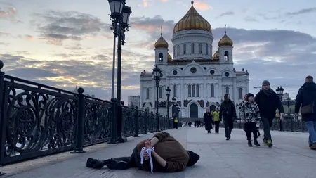 Manifest împotriva masacrului din Bucea: Un protestatar s-a întins pe jos, cu mâinile legate la spate, pe mai multe străzi din Moscova