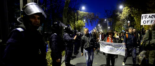 Protestatarii au ajuns la Unirii și s-au așezat pe carosabil, blocând intersecția cu Bd. Brătianu