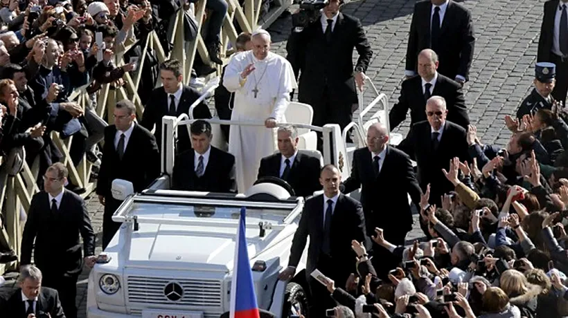 Papa Francisc le cere preoților să renunțe la mașinile luxoase
