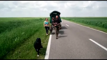 Prin lume cu un măgar, o căruță și patru copii! După doi ani au ajuns în Timiș. POVESTEA impresionantă a unei familii din Franța
