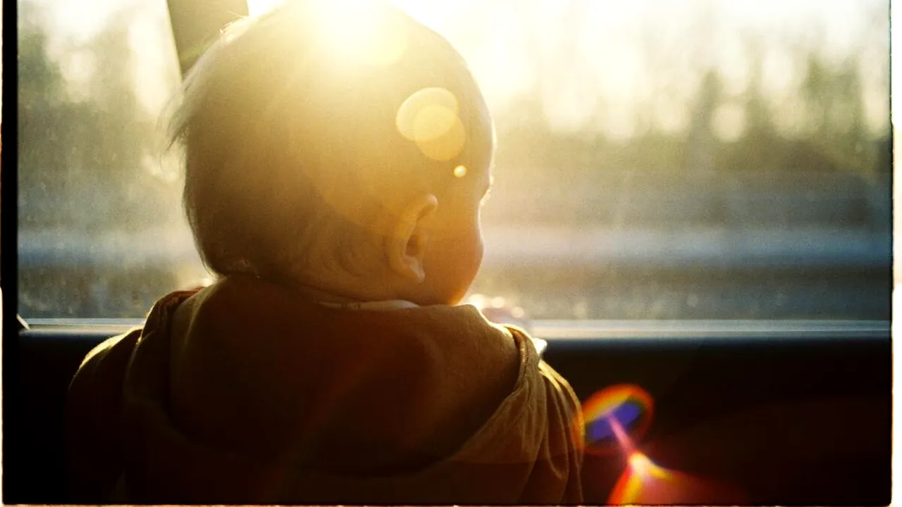 Băieţel de 2 ani, găsit rătăcind SINGUR pe o stradă din Brăila de un echipaj de poliție. Copilul era desculț și îmbrăcat subțire / Unde era mama