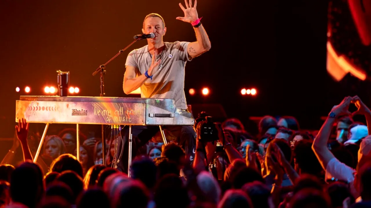 Prețul EXORBITANT al unui bilet la Coldplay în India: Fanii sunt revoltați. Sute de mii de oameni, pe lista de așteptare