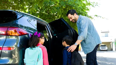 Prima ZI DE ȘCOALĂ cauzează aglomerație în marile orașe ale României. Zeci de părinți vor să-și lase copiii cât mai aproape de școli