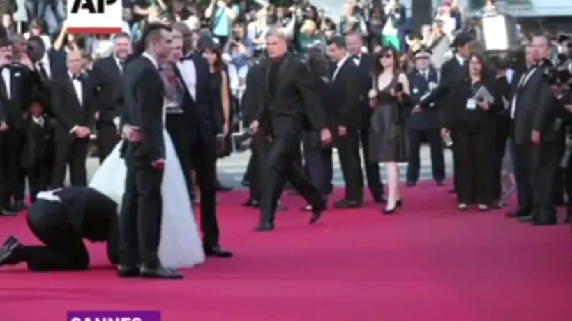 Autorul unor farse celebre, arestat după ce a încercat să se ascundă sub rochia unei vedete care poza pe covorul roșu de la Cannes