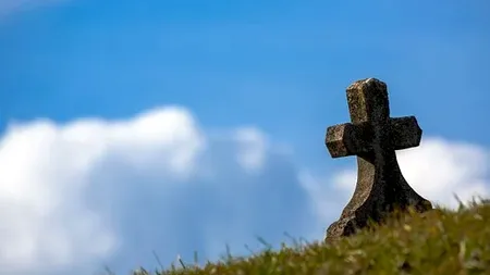 Profanare de morminte în Huedin. Hoții smulgeau dinții de aur și brațele morților pentru bijuterii