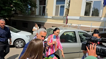 Călin GEORGESCU, la sediul Poliției Ilfov pentru semnarea controlului judiciar. Susținătorii l-au întâmpinat cu flori și scandări: 