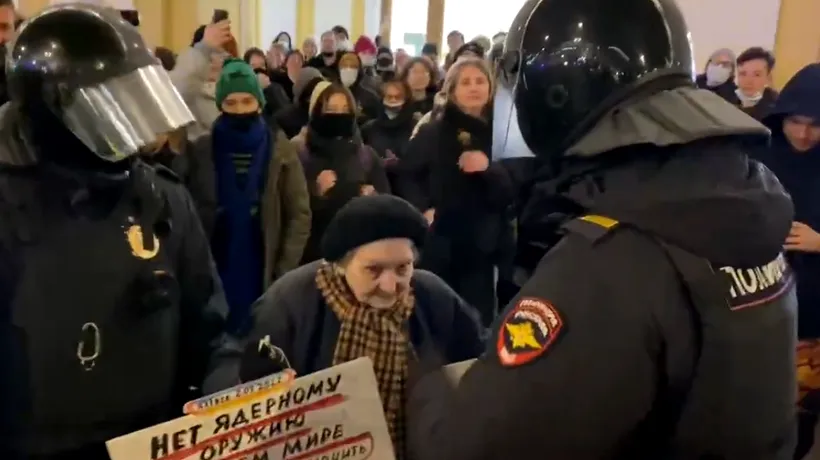 VIDEO | O activistă în vârstă de 77 de ani a fost reținută de poliția rusă, în timpul unui protest față de războiul din Ucraina