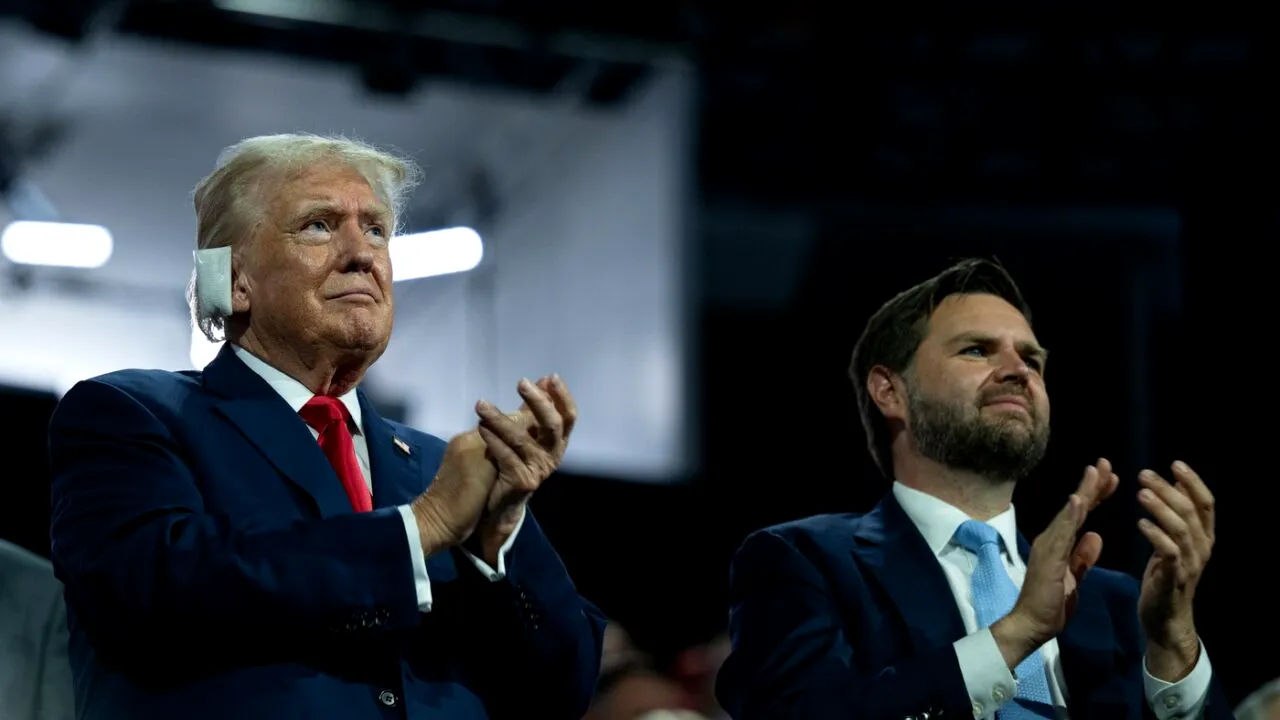 Trump îi ia apărarea lui JD Vance pentru comentariile misogine la adresa Kamalei Harris: „Nu cred că este ceva GREȘIT în a avea o familie”