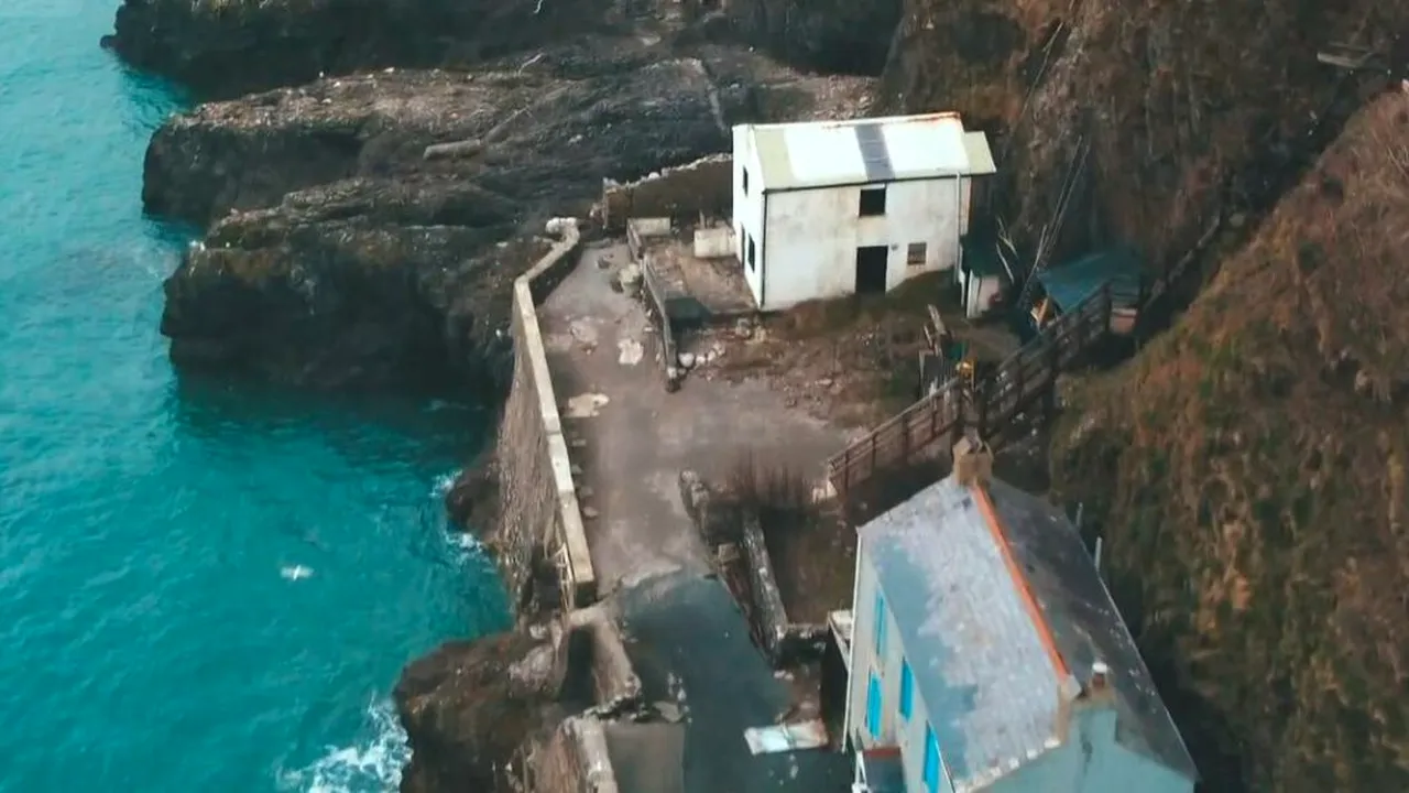 Satul-fantomă de la malul mării: O singură femeie a rămas să locuiască acolo