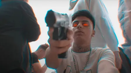 Descindere în forță a polițiștilor în casa unui cunoscut raper din București. Deținea ilegal un pistol și zeci de cartușe!