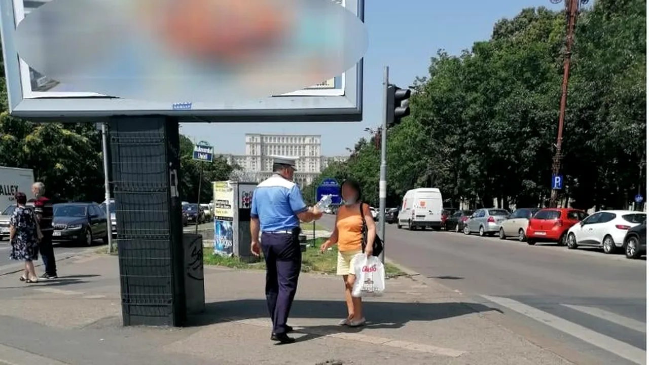Polițiștii locali împart apă bucureștenilor, pe stradă, pe perioada caniculei