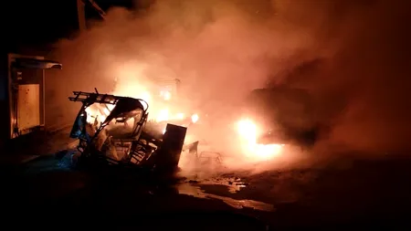 Trei mașini și mai multe barăci au ars într-un incendiu izbucnit la o pescărie din Năvodari