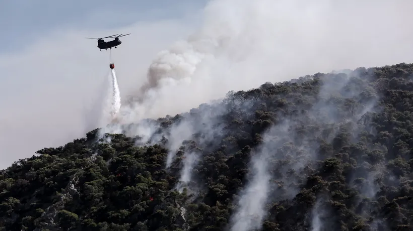 Puternic incendiu de vegetație în Grecia. Zeci de pompieri intervin pentru stingerea focului