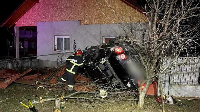 Prahova: S-au trezit cu o mașină răsturnată în gospodărie, în miez de noapte. Cei trei pasageri și șoferul au scăpat ca prin minune
