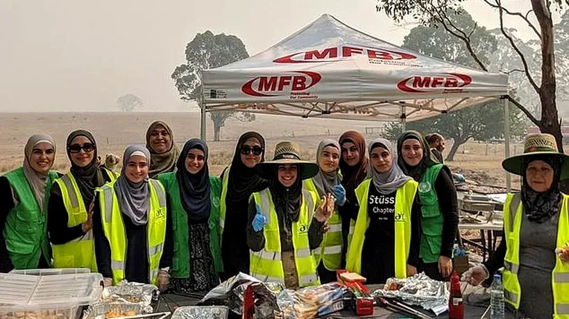 Mărturisirile unor musulmani care prepară masa pentru pompierii din Australia: „Îi hrănim, ne rugăm pentru ei și le arătăm că le suntem alături