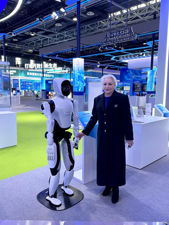 Viorica Dăncilă, din nou în China. De data asta s-a pozat cu roboți la Z-Park, centrul tehnologic al Beijingului FOTO: Facebook