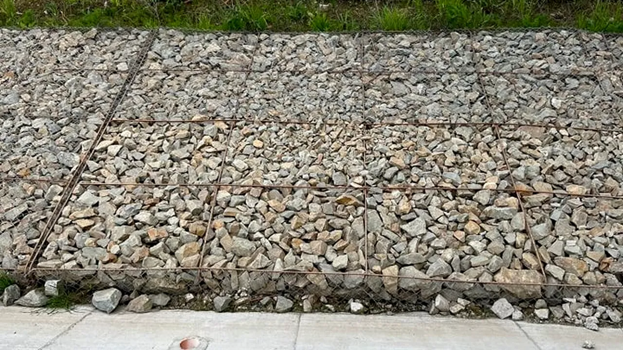 S-au FURAT plasele care susțin pietrele din gabioane pe Drumul Expres Craiova - Pitești